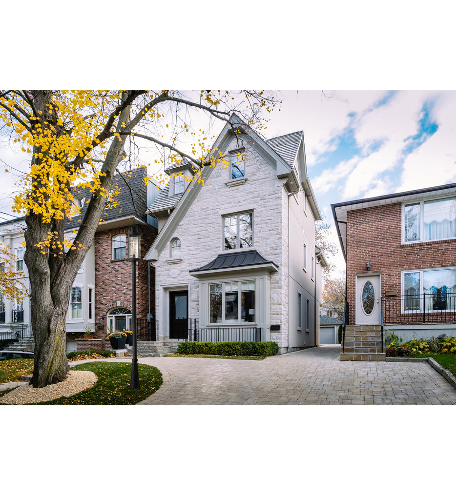 Roundhouse 125.25" Outdoor Post Light